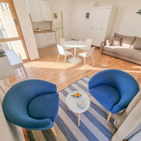 Apartment Seafront Center Old Town Seaview 4 *