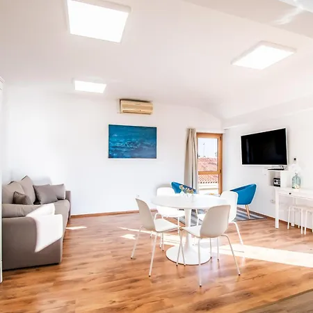 Apartment Seafront Center Old Town Seaview 4 *