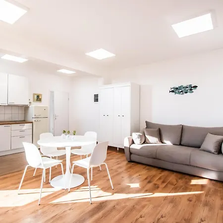 Apartment Seafront Center Old Town Seaview 4 *